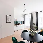 Apartman Unique Old Town 2br Oasis With Sofa Bed *