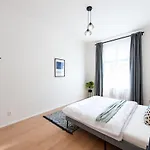 Apartman Unique Old Town 2br Oasis With Sofa Bed *