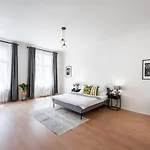 Apartman Unique Old Town 2br Oasis With Sofa Bed