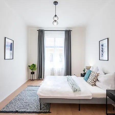 Apartamento Unique Old Town 2br Oasis With Sofa Bed